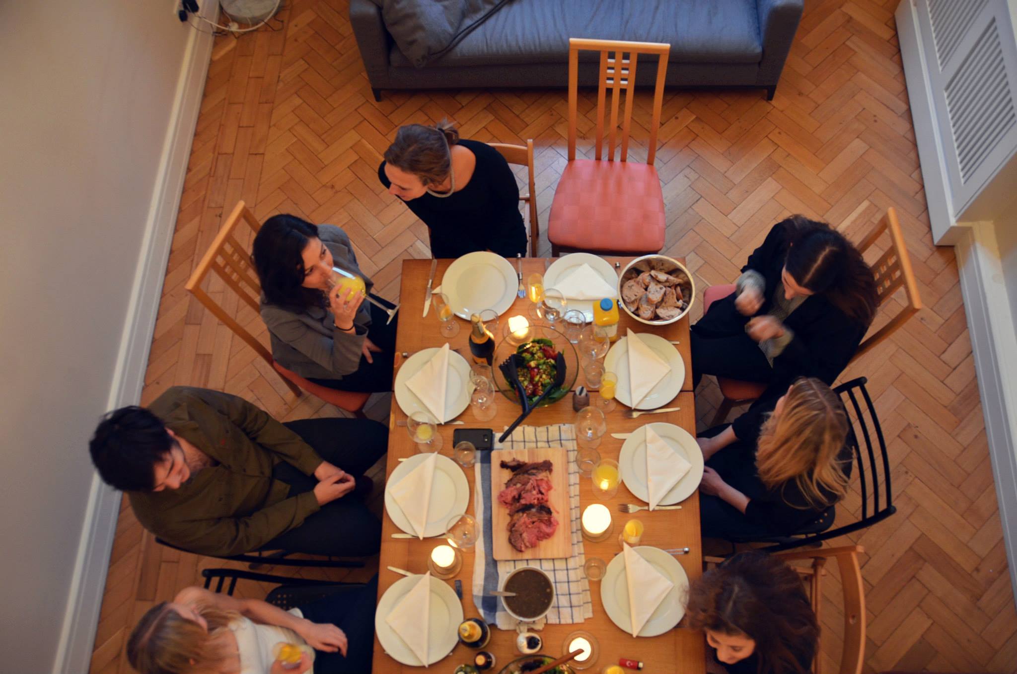 friends-at-dinner-table